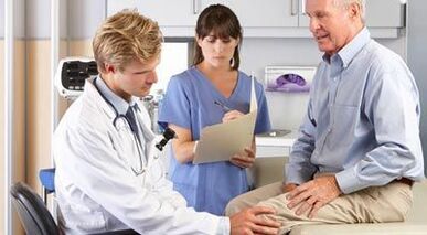 Patient with arthrosis to the inspection of an orthopedist